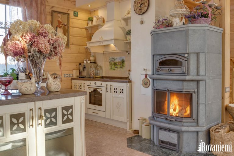 Kitchen at Inspiration log cottage by Rovaniemi Log House