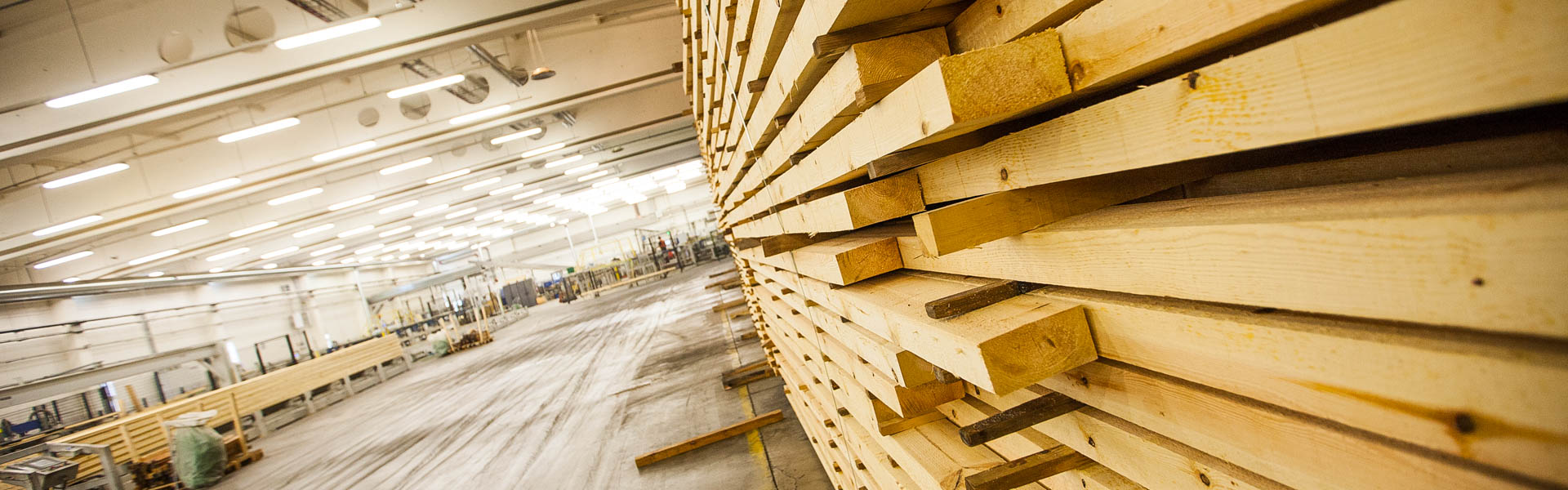 Kennzeichnend für die Holzhäuser nach finnischer Technologie sind die hochwertigen Materialien und die einzigartige Technologie zum Trocknen und Bearbeiten des Holzes, die es zulässt, die Standfestigkeit eines Holzhauses von Rovaniemi gegenüber den Witterungen und seine Langlebigkeit sicherzustellen.