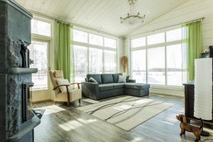 L'intérieure d'une maison en bois moderne en madriers contrecollés d'Aito Maisons en Bois contruite à Oulu en Finlande